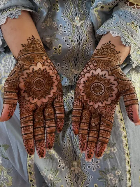 aesthetic bridal circle finger mehndi design