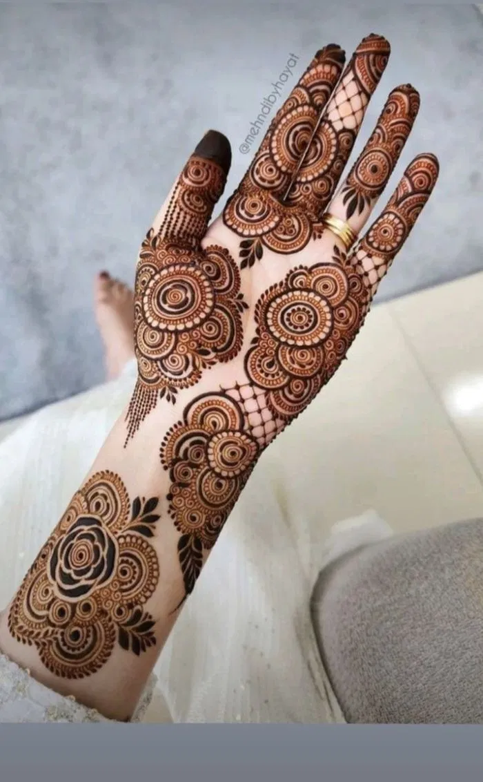 Aesthetic Bridal Front Hand Mehndi Design (11)