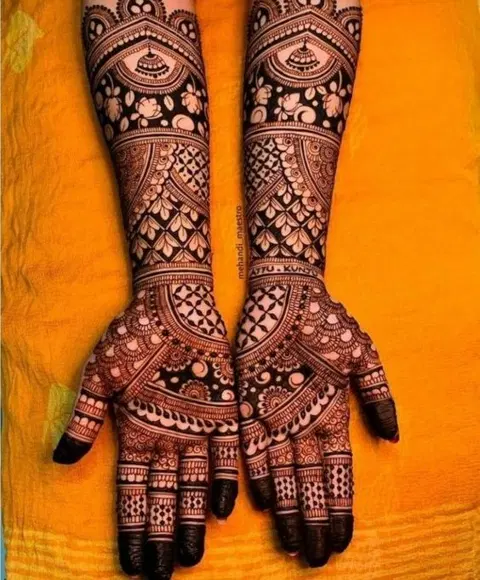 aesthetic bridal figure front hand mehndi design