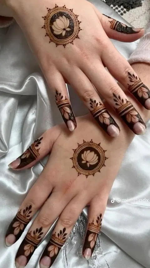 aesthetic arabic circle back hand mehndi design