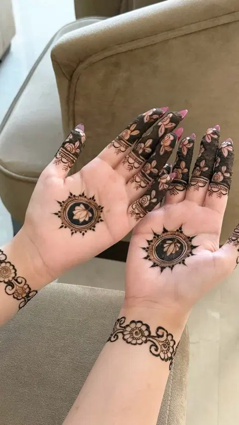 aesthetic minimal circle front hand mehndi design