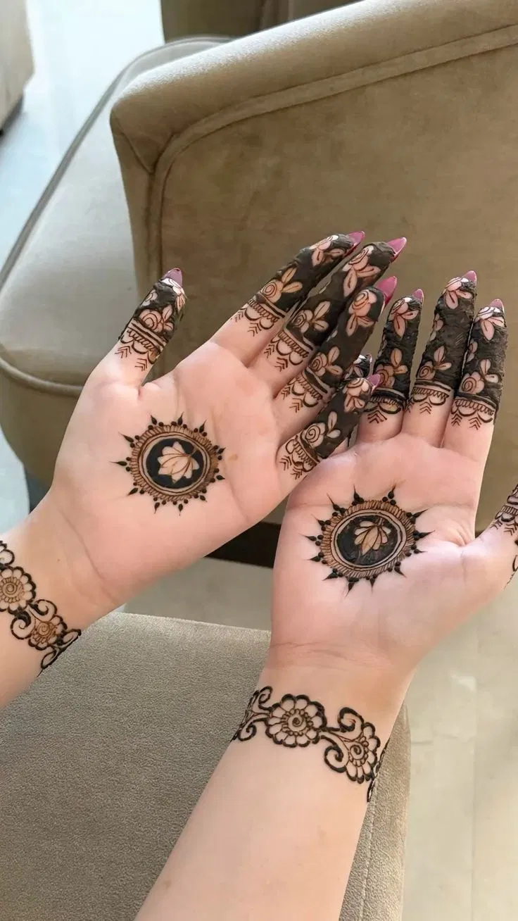 Aesthetic Minimal Front Hand Mehndi Design with Gol Tikki and Jaal for Eid (5)