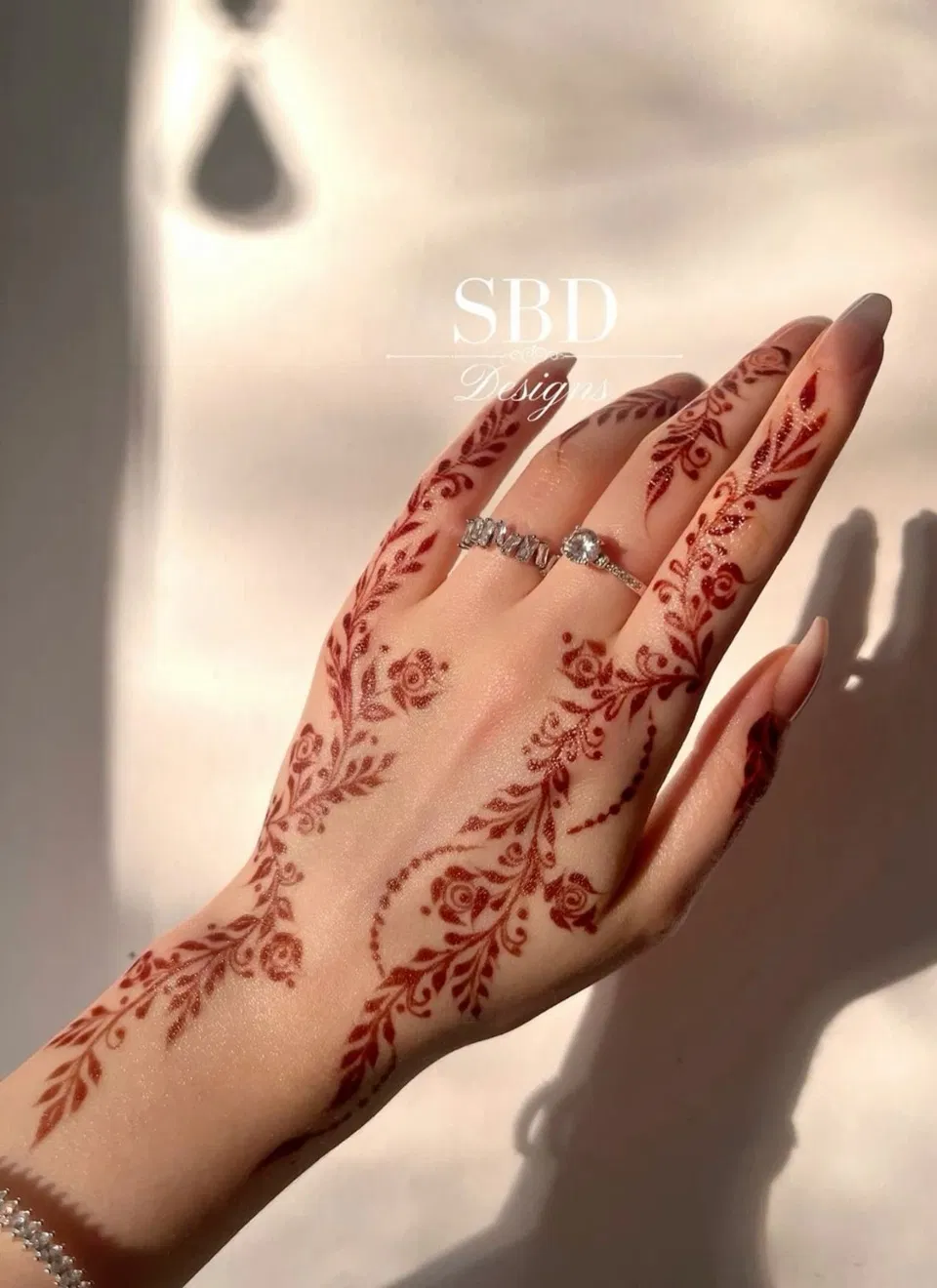 Aesthetic Arabic Back Hand Mehndi Design with Flowers (47)