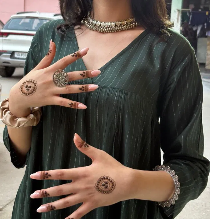 Aesthetic Minimal Finger Mehndi Design with Gol Tikki, Jaal and Moon (2)