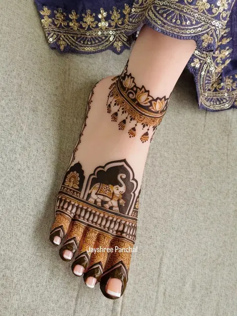 bridal indian circle back hand mehndi design