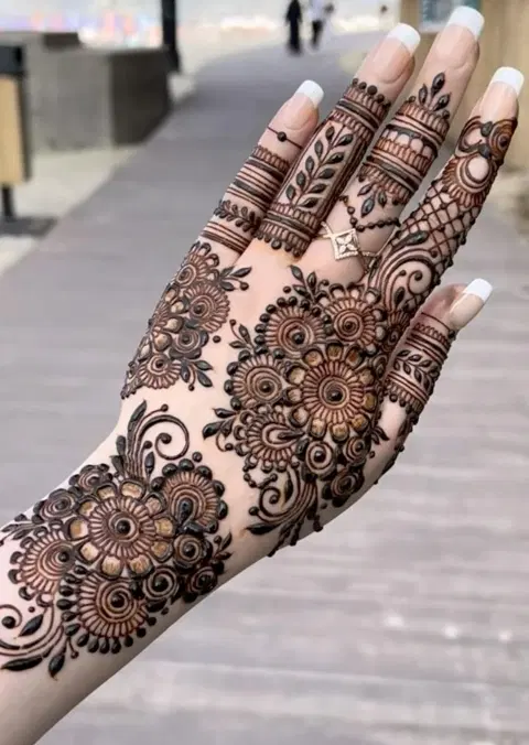 aesthetic arabic back hand mehndi design