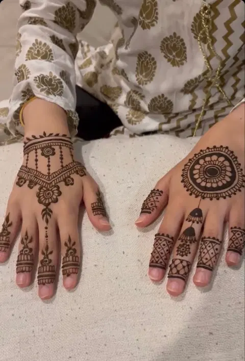 simple stylish circle finger mehndi design