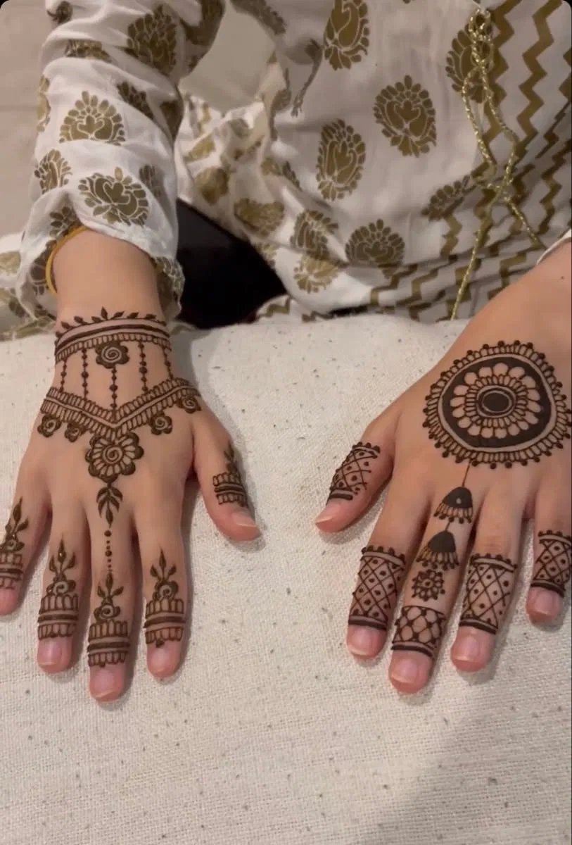 Simple Stylish Finger Mehndi Design with Gol Tikki and Jaal (2)