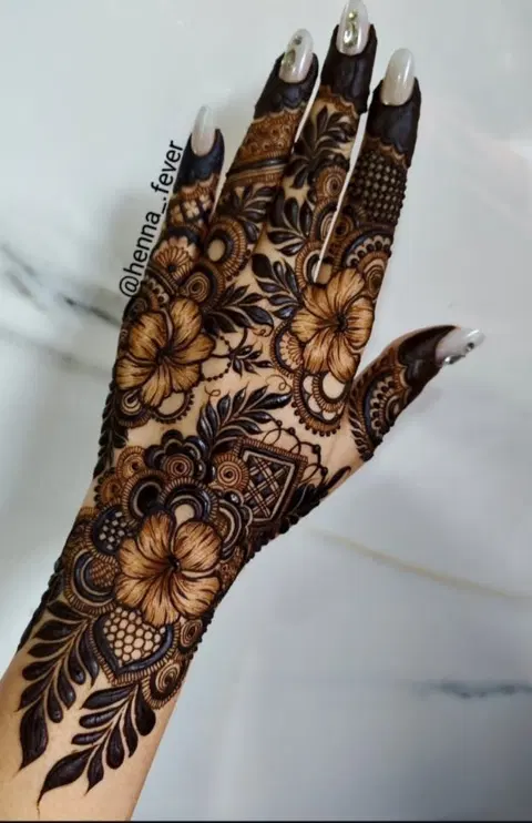 aesthetic arabic bel front hand mehndi design