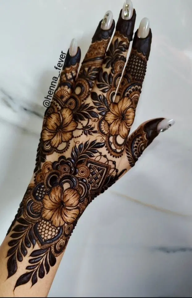 Aesthetic Arabic Front Hand Mehndi Design with Bel and Flowers (4)