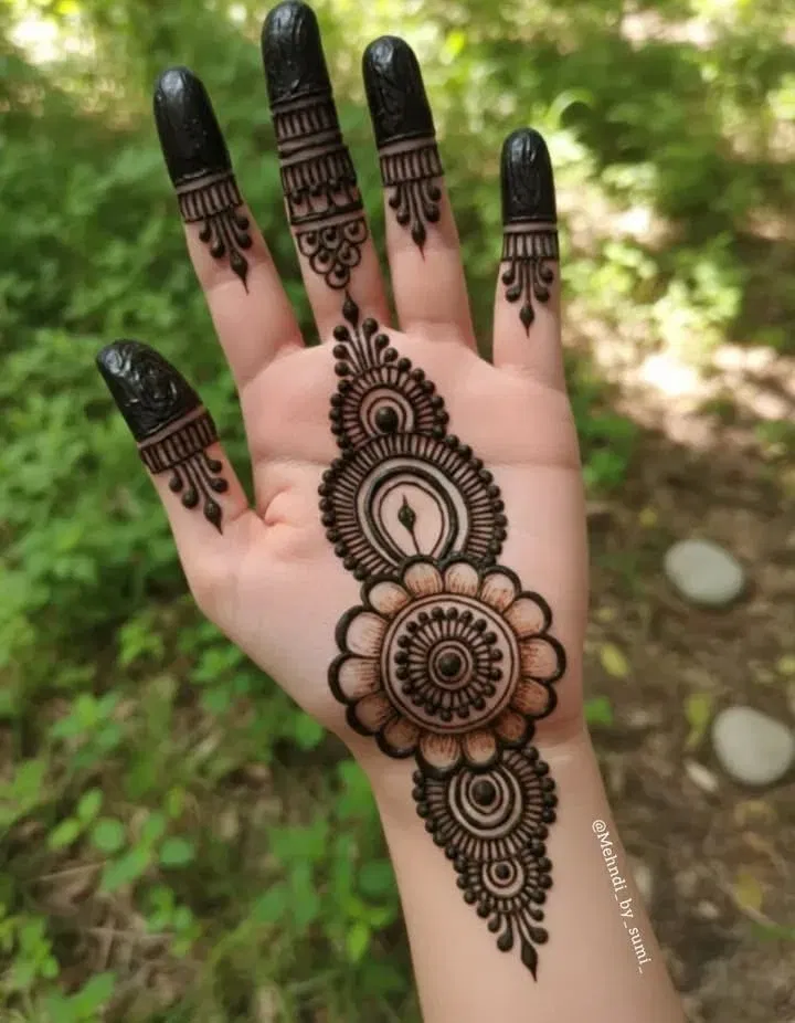 Simple Stylish Front Hand Mehndi Design with Gol Tikki for Diwali (2)
