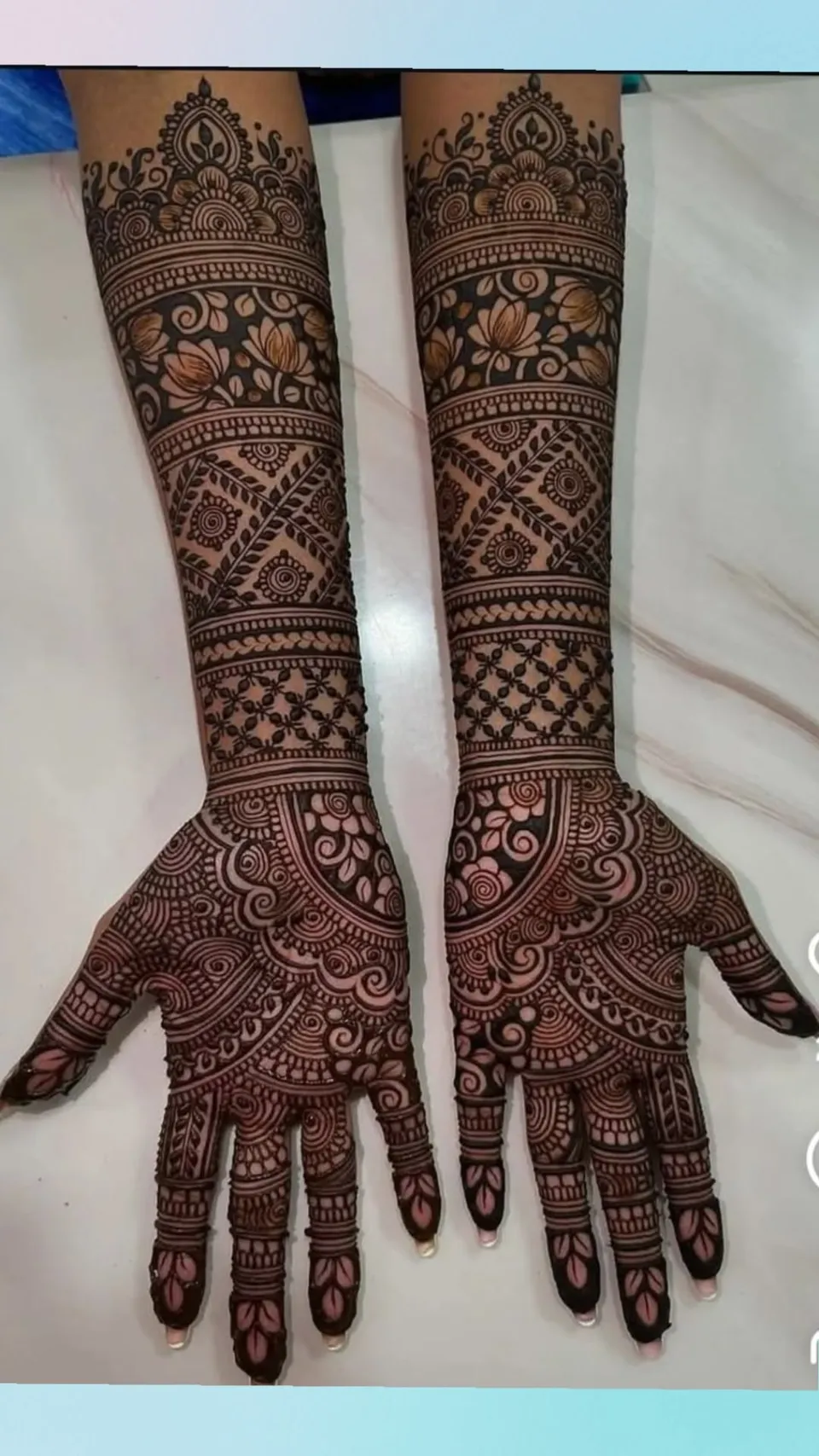 Bridal Stylish Front Hand Mehndi Design with Figures for Engagement (2)