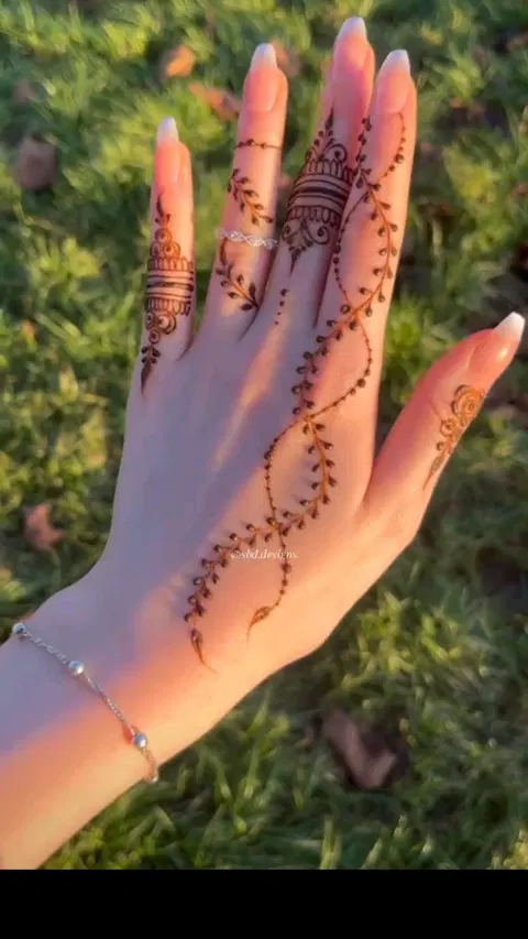 aesthetic arabic jaal front hand mehndi design