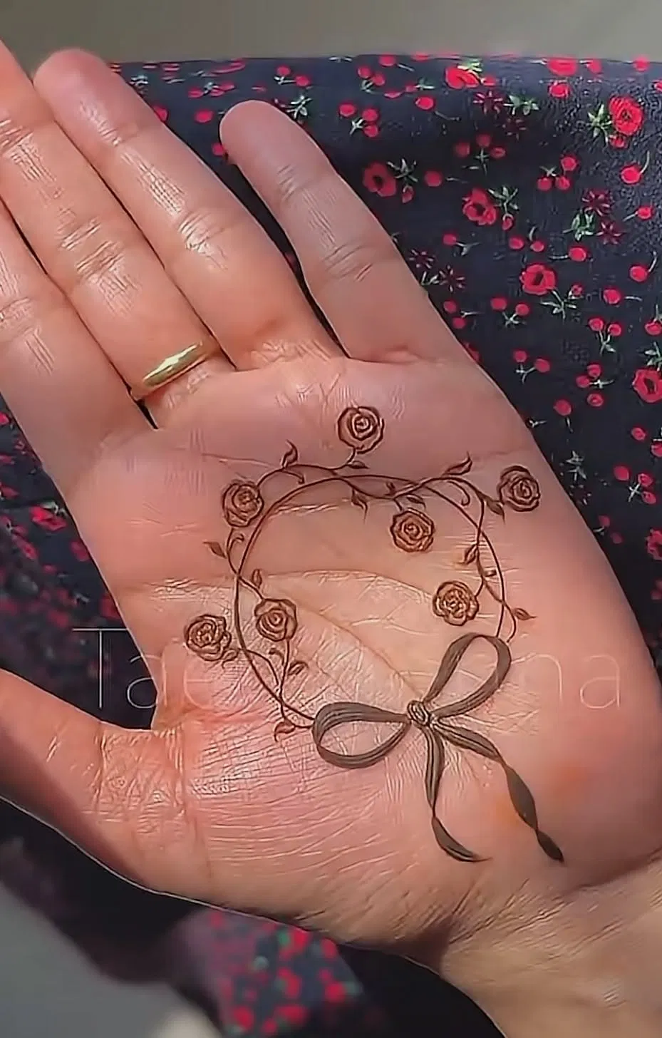Aesthetic Minimal Finger Mehndi Design with Gol Tikki (3)