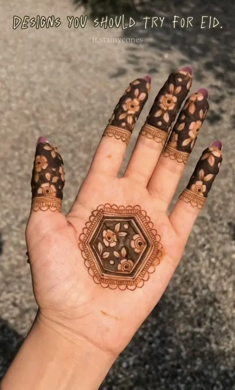 aesthetic minimal finger mehndi design