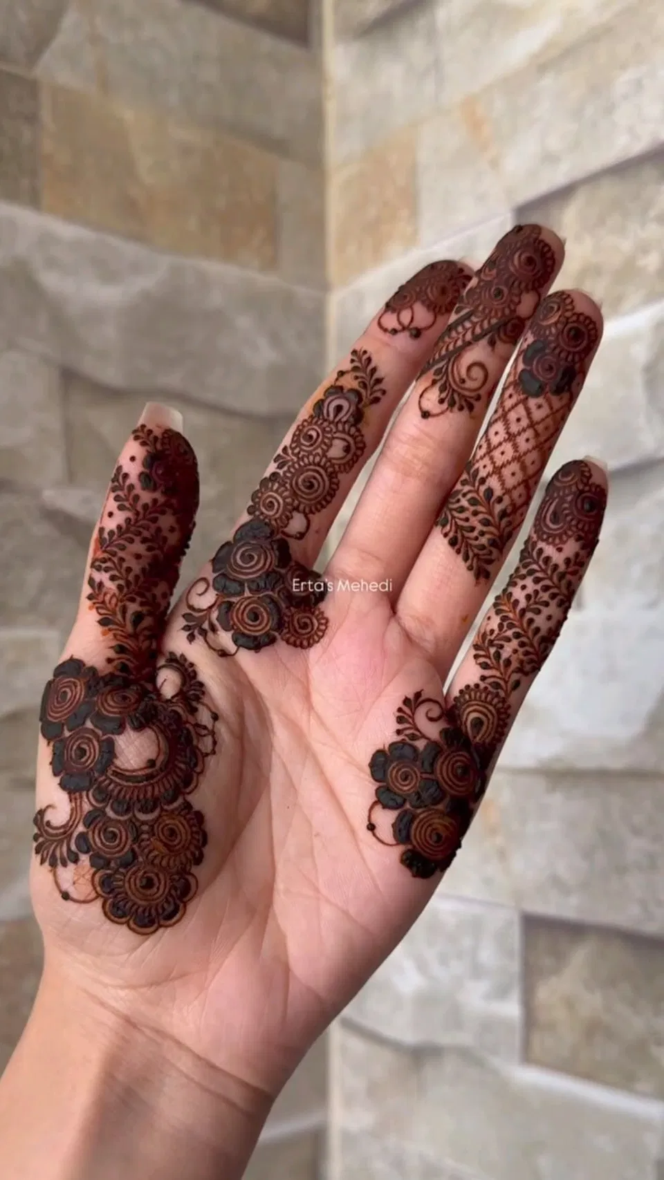 Aesthetic Bridal Finger Mehndi Design with Gol Tikki and Jaal (3)