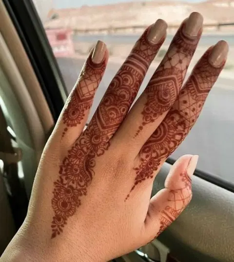 aesthetic minimal back hand mehndi design