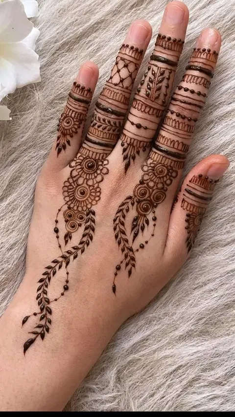 aesthetic arabic circle back hand mehndi design