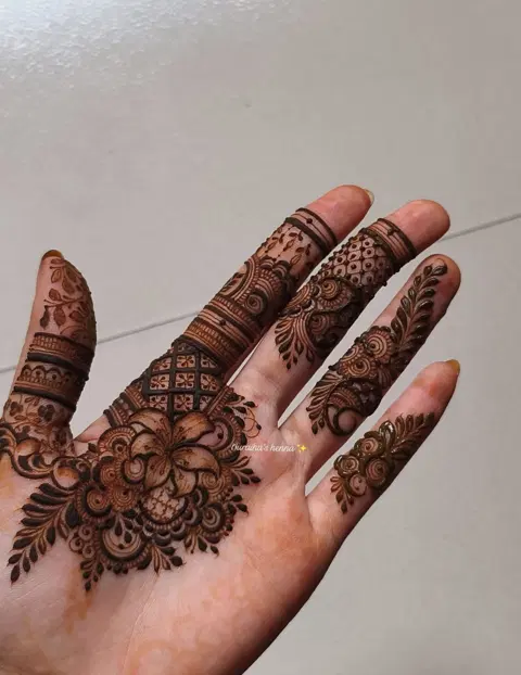 stylish finger mehndi design