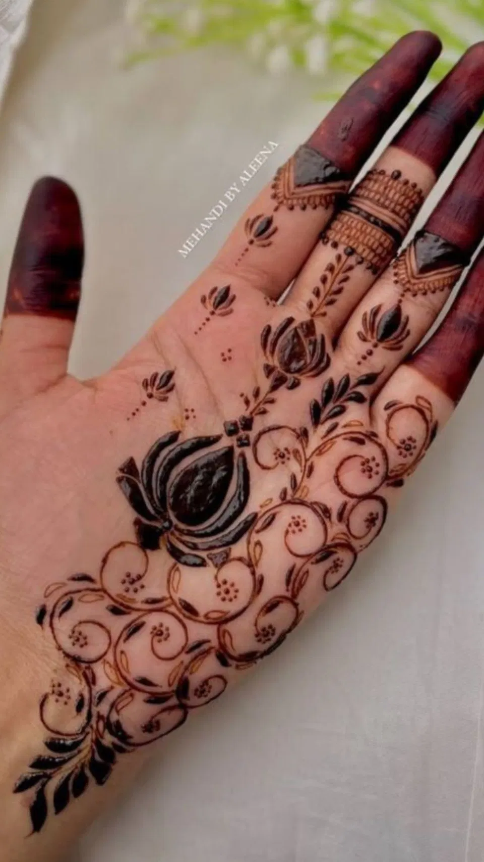 Aesthetic Arabic Finger Mehndi Design with Flowers (12)