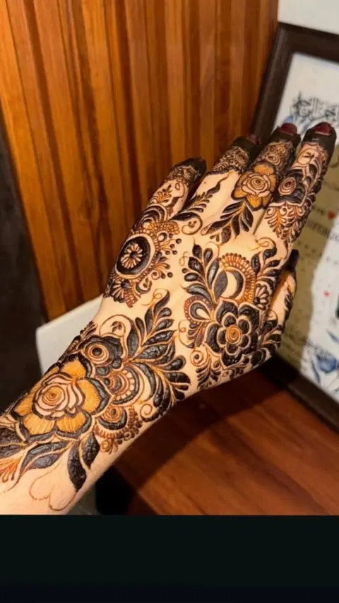 aesthetic bridal finger mehndi design