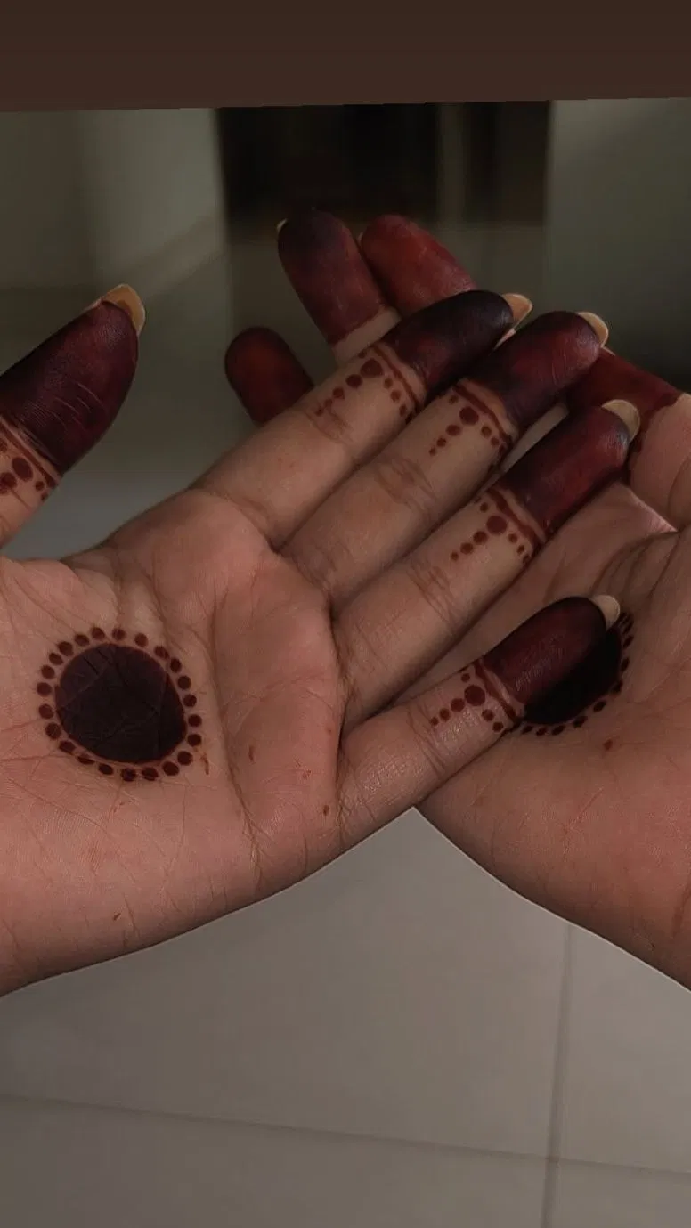 Aesthetic Simple Back Hand Mehndi Design with Gol Tikki (12)