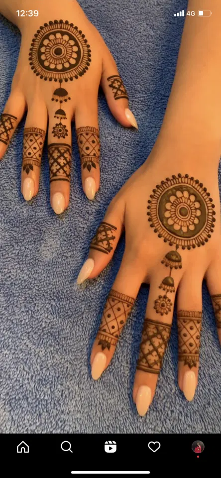 simple circle back hand mehndi design