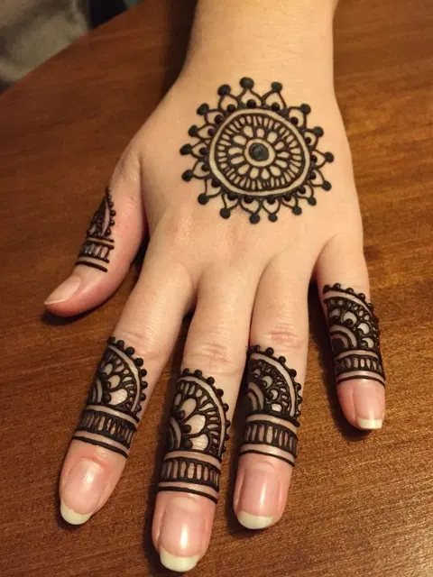 simple circle back hand mehndi design