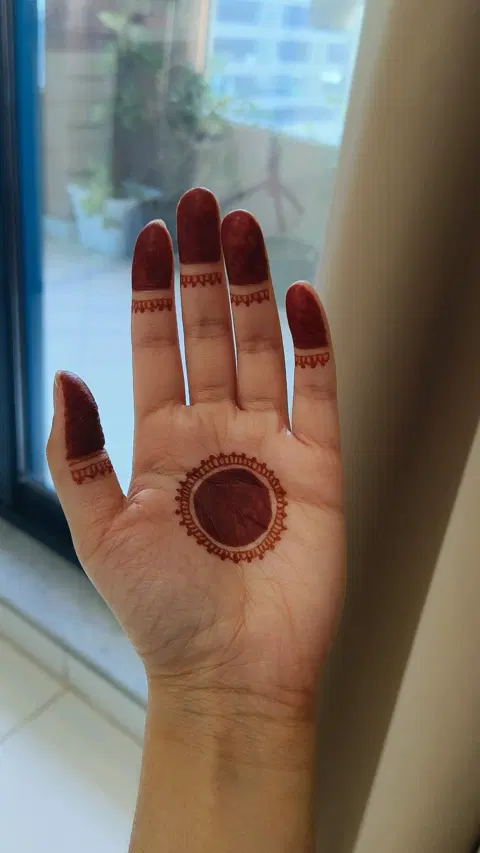 minimal simple circle finger mehndi design