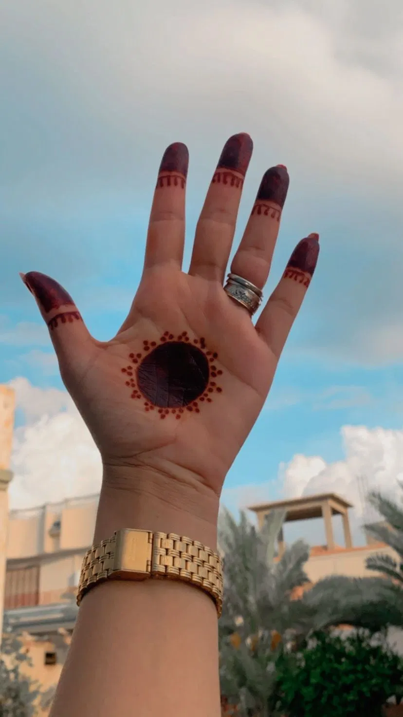 Aesthetic Simple Front Hand Mehndi Design with Gol Tikki and Jaal (2)
