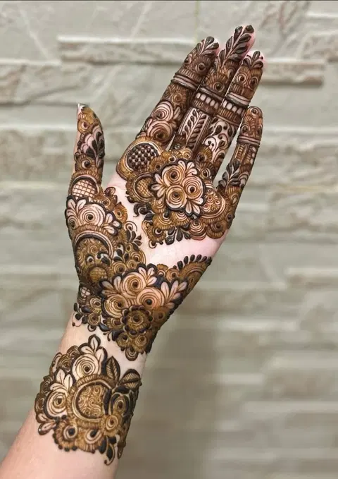 aesthetic arabic circle back hand mehndi design