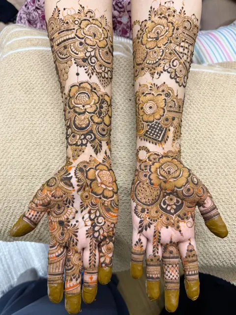 bridal stylish flower front hand mehndi design