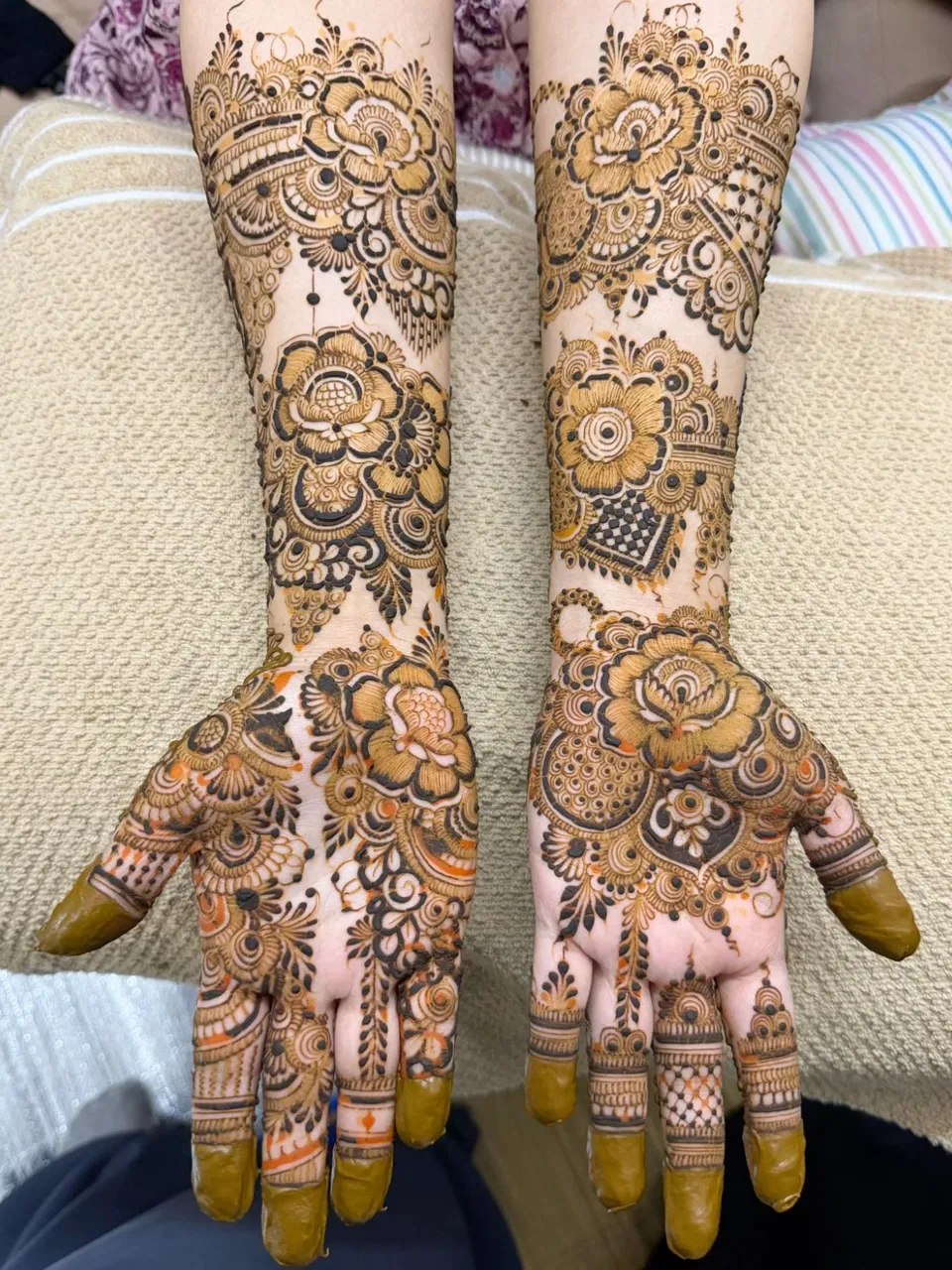 Bridal Stylish Front Hand Mehndi Design with Flowers (3)