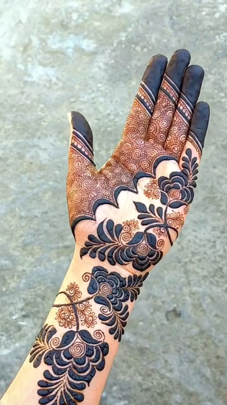 Bridal Stylish Finger Mehndi Design with Gol Tikki and Flowers