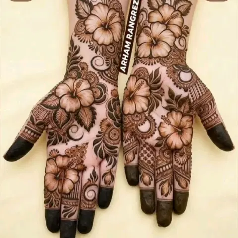 aesthetic dubai figure back hand mehndi design
