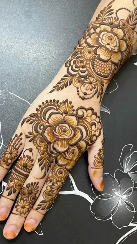 aesthetic arabic circle back hand mehndi design
