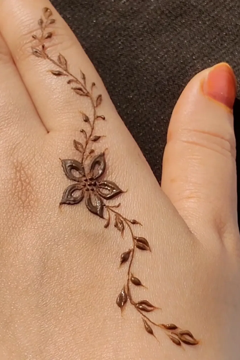 Aesthetic Arabic Finger Mehndi Design with Flowers (13)