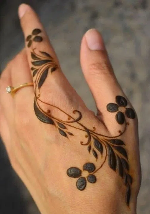 Arabic Minimal Back Hand Mehndi Design (9)
