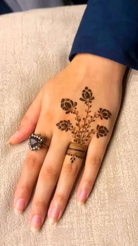 simple stylish flower back hand mehndi design