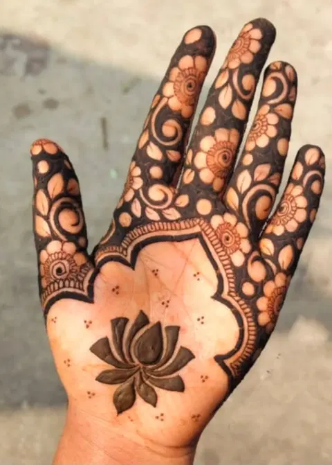 aesthetic simple flower front hand mehndi design