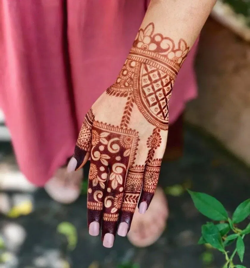Simple Stylish Back Hand Mehndi Design with Gol Tikki and Jaal (12)