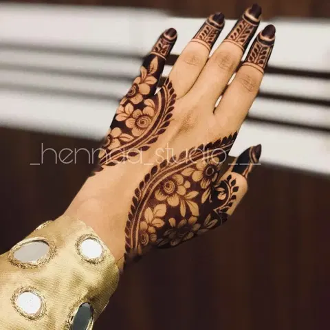simple stylish back hand mehndi design