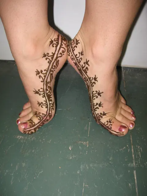 simple jaal back hand mehndi design