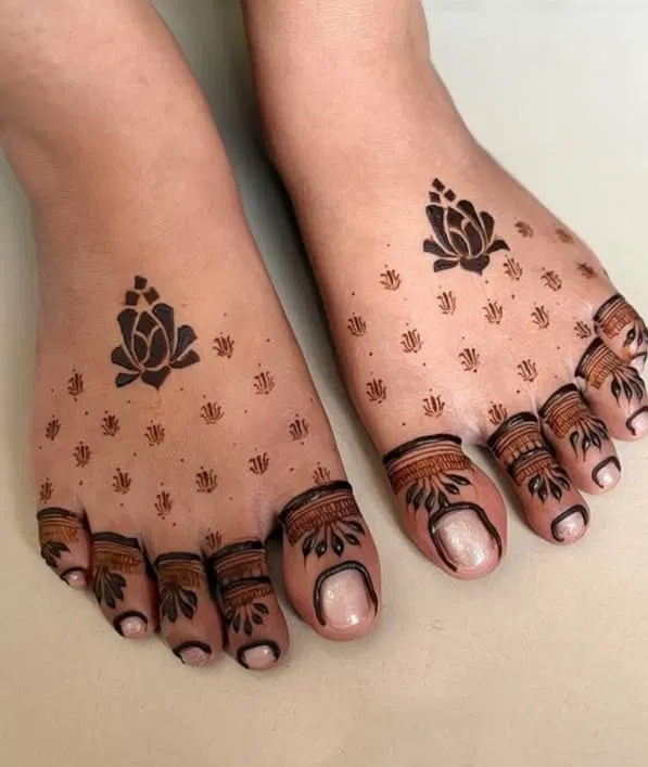 Simple Stylish Finger Mehndi Design with Jaal and Lotus