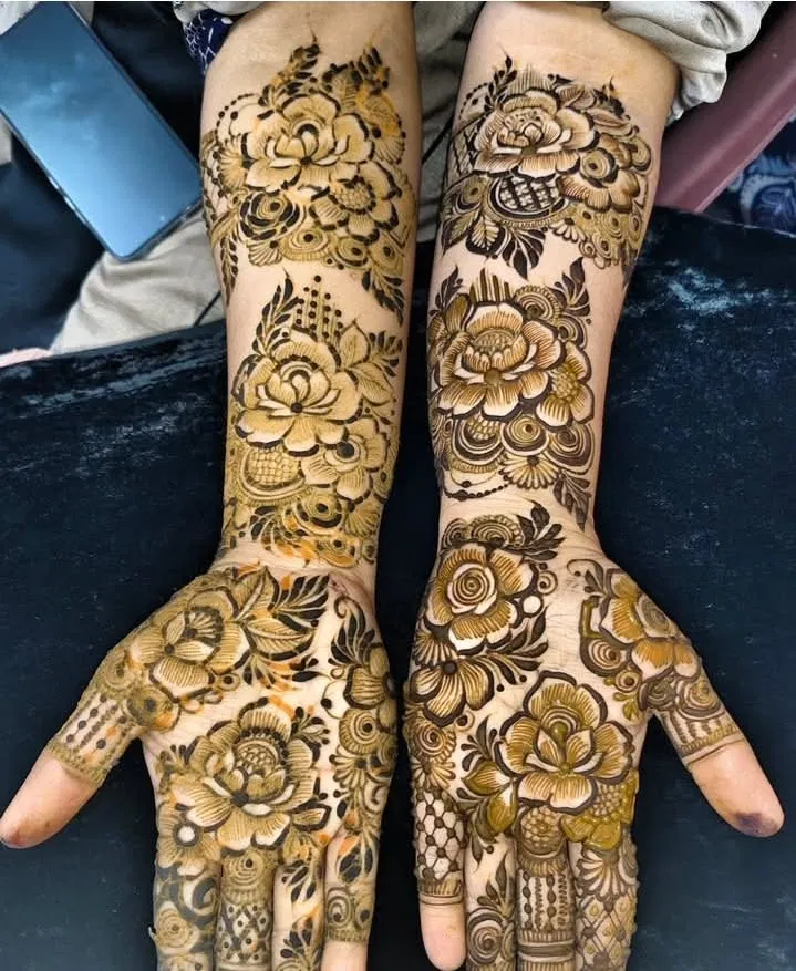 Bridal Dubai Finger Mehndi Design with Gol Tikki and Flowers