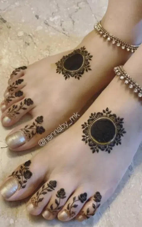 simple stylish circle foot mehndi design