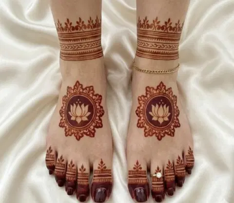 bridal simple circle foot mehndi design