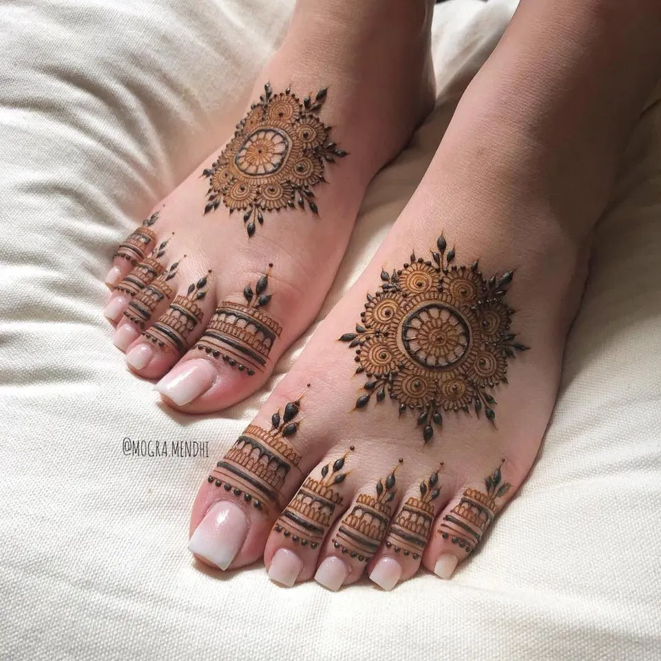 Bridal Pakistani Foot Mehndi Design with Gol Tikki and Jaal for Eid