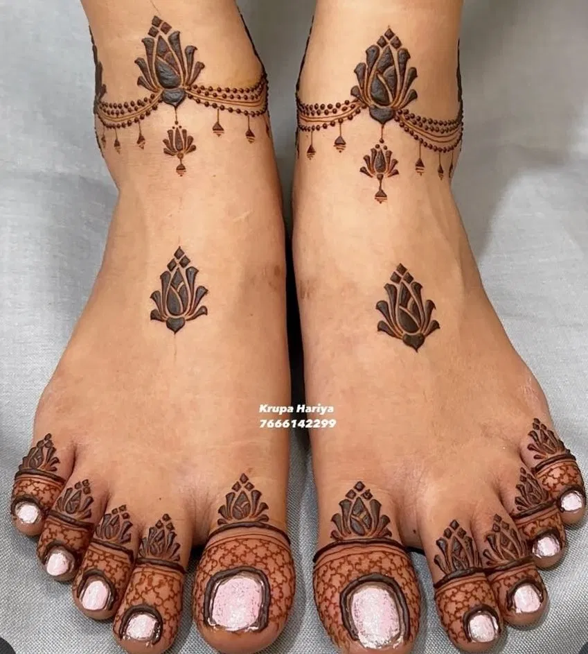 Minimal Simple Foot Mehndi Design with Jaal and Lotus
