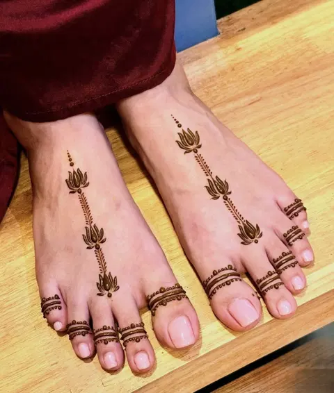 bridal indian figure foot mehndi design